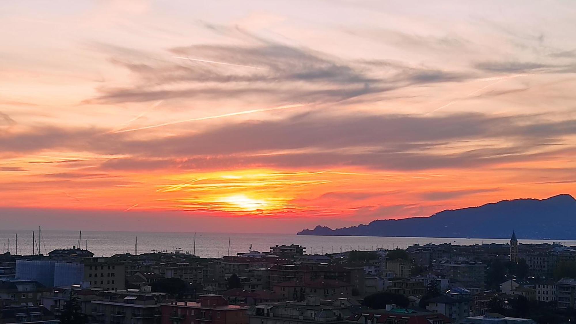 Super Vista Al Grattacielo Di Lavagna Exterior foto